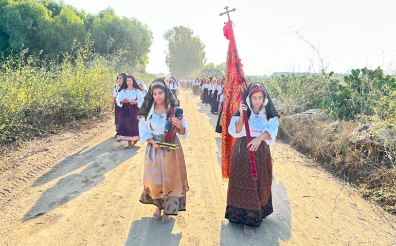 Is “Scurtzas” de Crabas aberint sa festa de Santu Sarvadore