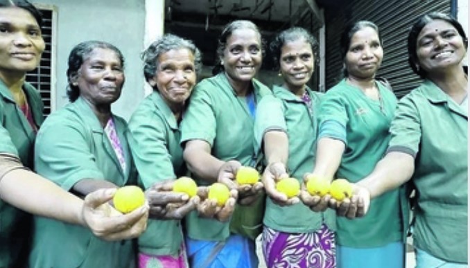 India, 11 donne indigenti vincono il primo premio alla lotteria con un biglietto da 2 euro