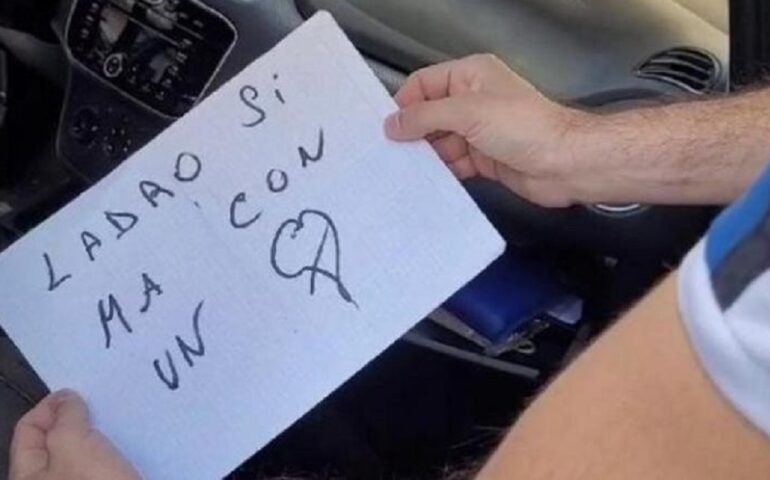 “Ladro dì, ma con un cuore”: ruba l’auto con i vestiti nuziali, poi li restituisce dopo l’appello degli sposi