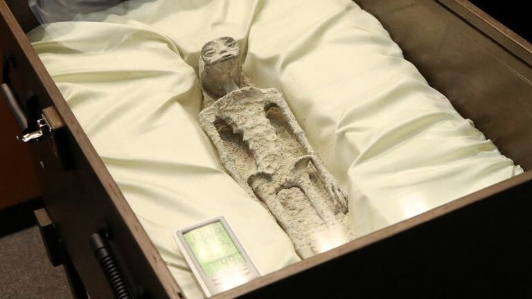 Corpi “non umani” di mille anni fa trovati in Perù: ufologo li presenta a un congresso in Messico