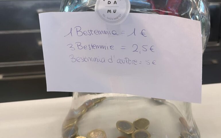 Un euro per ogni bestemmia, 5 per quelle “d’autore”: un bar ha deciso di far pagare le imprecazioni