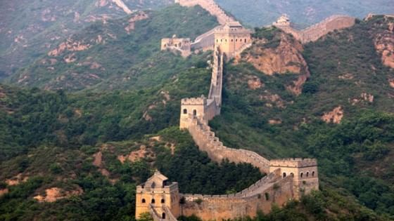 Con il loro escavatore bucano la Grande Muraglia cinese: il motivo? Volevano arrivare prima a lavoro