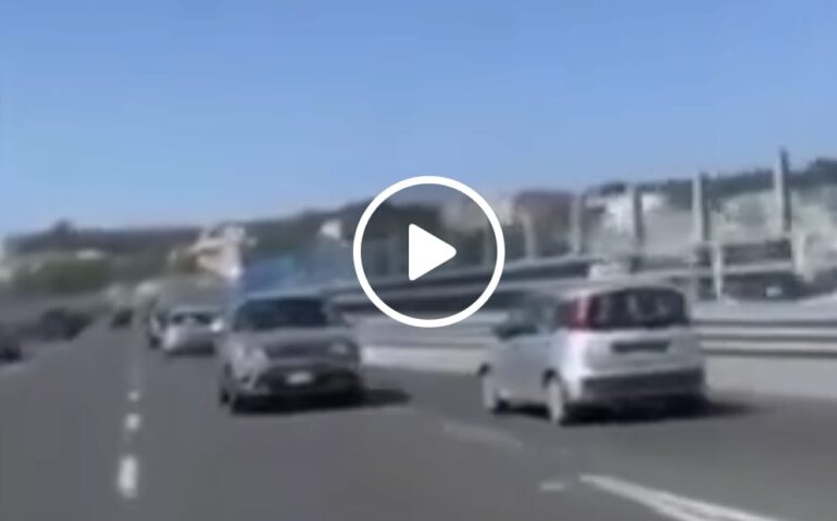 (VIDEO) Follia in tangenziale: suv percorre la strada in retromarcia. Poi la giustificazione: “Stava finendo la benzina”