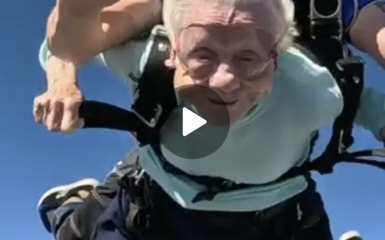 (VIDEO) Dorothy, 104 anni e tanta voglia di volare: Guinness dei primati di lancio con paracadute
