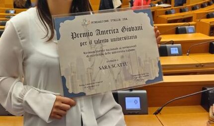 Sara Scattu, giòvana istudiante de Barì, at retzidu in sa Càmera de sos Deputados su “Prèmiu Amèrica”