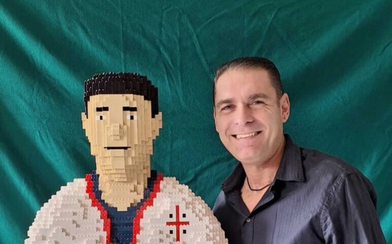 Unu bustu de Gigi Riva fatu cun 12 mìgia matoneddos de Lego pro festare sos 79 annos de su campione de su Casteddu