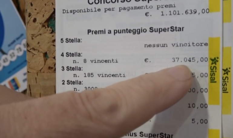 Senzatetto vince 37mila euro al Superenalotto ma non può riscuoterli perché senza documenti: ora il lieto fine