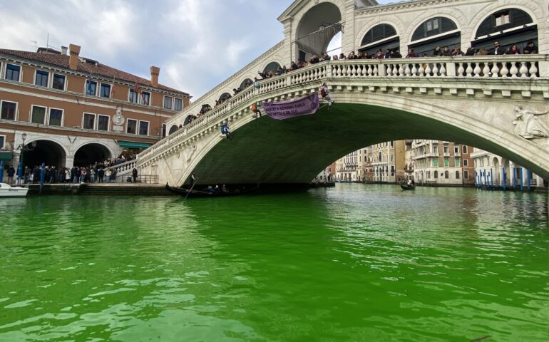 (FOTO) Venezia, il Canal grande si tinge di verde: protesta (innocua) degli ambientalisti