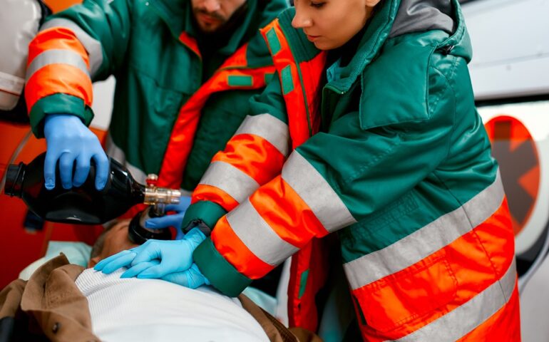 Ambulanza con a bordo un deceduto prende una buca e il cuore dell’uomo riparte miracolosamente