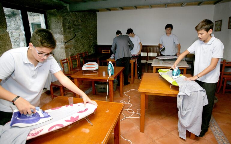 A scuola si impara anche a stirare, cucinare e lavare: il progetto di un istituto spagnolo