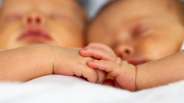 Gemelline croate nate a pochi minuti di distanza, una nel 2023 e l’altra nel 2024