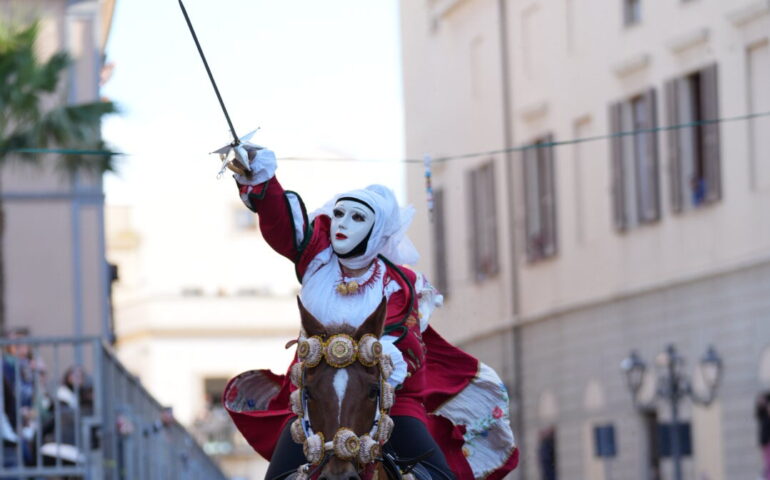 Aristanis, ispettaculu a sa Sartiglia, 12 isteddas e pubblicu in festa