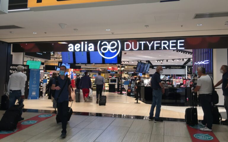 Hostess scopre di essere stata licenziata e devasta il duty free dell’Aeroporto