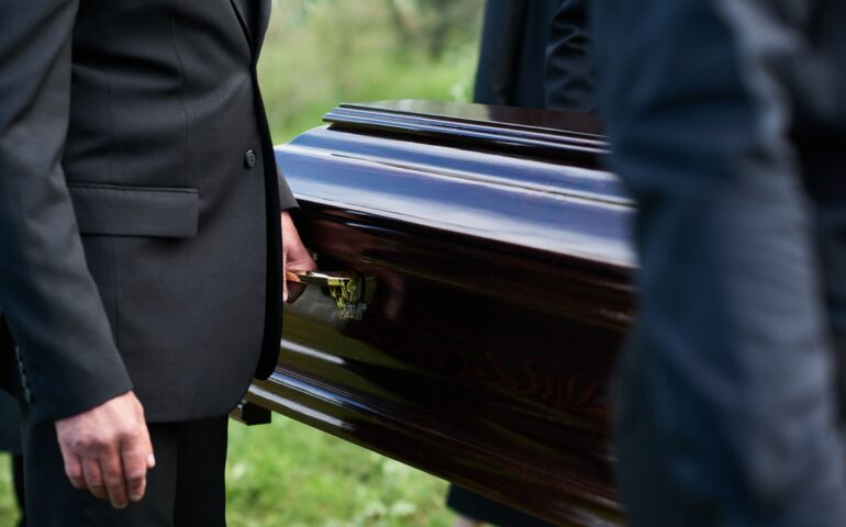 “Non venite al mio funerale”: 74enne fa pubblicare necrologio in cui vieta a moglie e figli di partecipare alle esequie