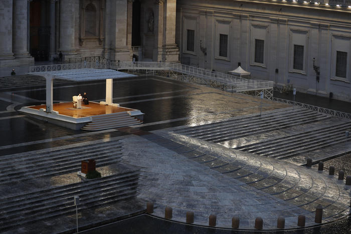 Accadde Oggi: 27 marzo 2020, Papa Francesco prega per la pandemia in una piazza San Pietro spettrale