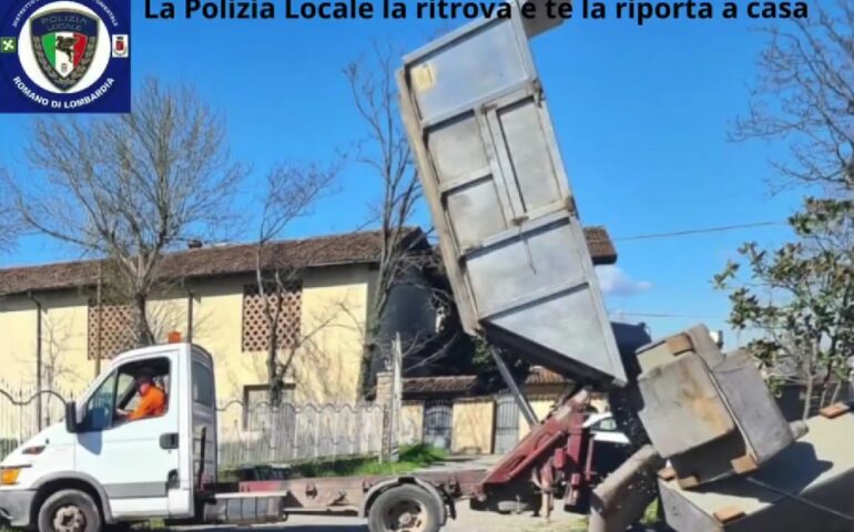 (VIDEO) Abbandona due divani in strada, la Polizia lo scopre e glieli scarica davanti a casa con la multa