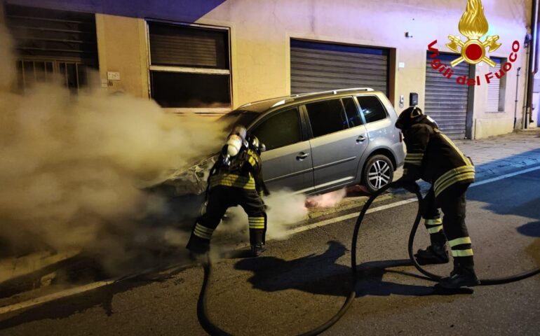 Oliena: attentato incendiario. Distrutta dalle fiamme un’auto