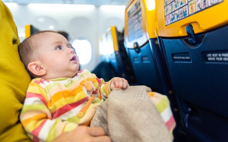 Bimbo nasce in volo, la compagnia gli regala 90 biglietti aerei per viaggiare in futuro