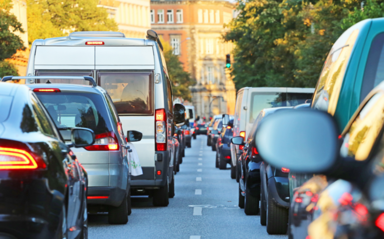 Ruba un’auto e scappa a tutta velocità, ma resta bloccato nel traffico: ladro arrestato