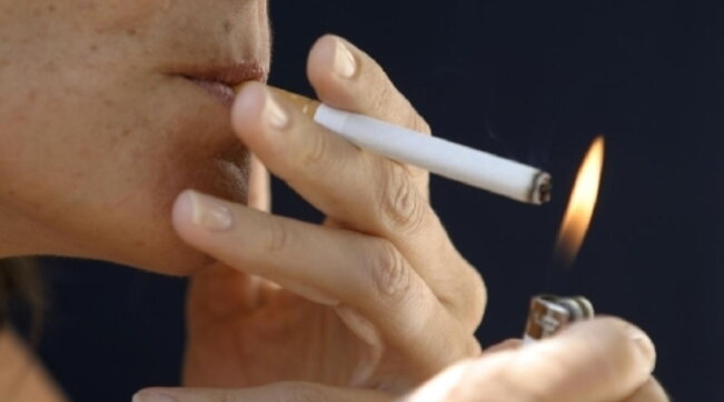 Vietato fumare all’aperto a meno di 5 metri dalle persone: nuovo divieto a Torino