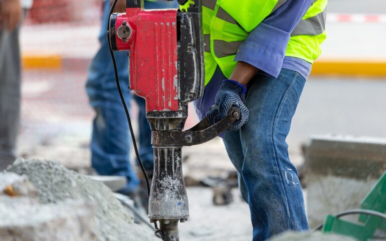 La ditta non lo paga, operaio si presenta in cantiere con il martello pneumatico e distrugge tutto