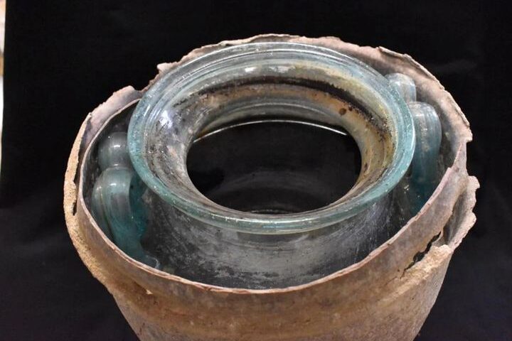 Straordinaria scoperta: rinvenuto il vino più antico del mondo, un bianco di circa 2mila anni fa