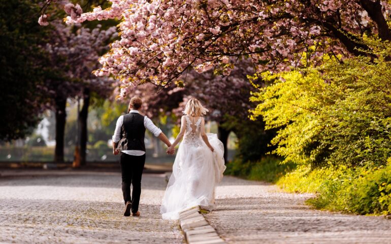 Sposi chiedono 450 dollari per partecipare al loro matrimonio, nessuno degli ospiti accetta