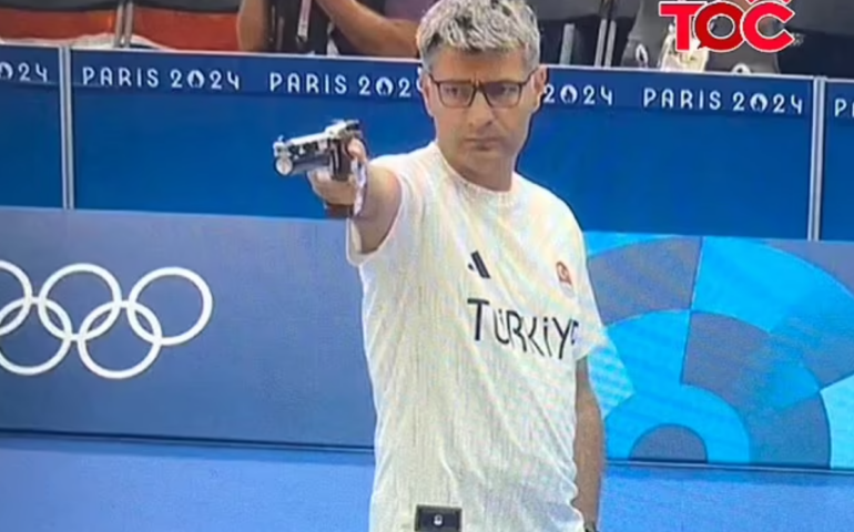 Mano in tasca, nessuna protezione, occhiali da impiegato: Yusuf Dikeç, è lui il vero simbolo delle Olimpiadi 2024