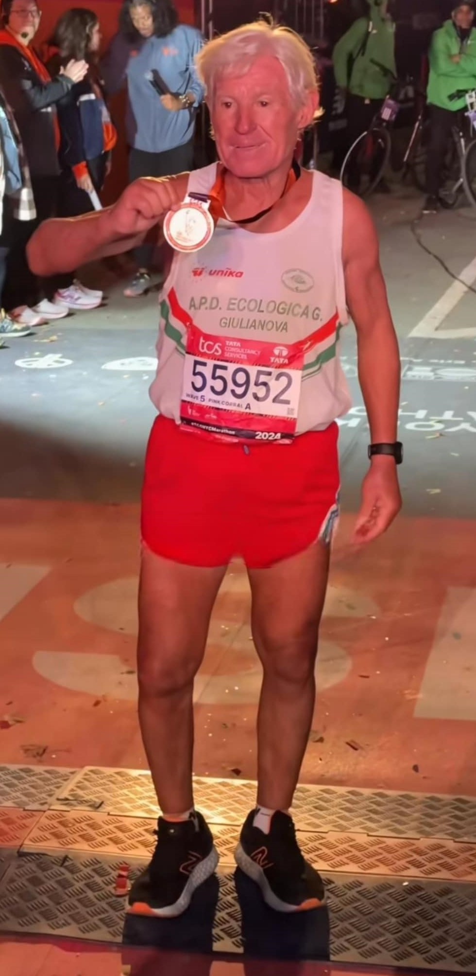 maratona di new york:  mario bollini, 74 anni arriva ultimo
