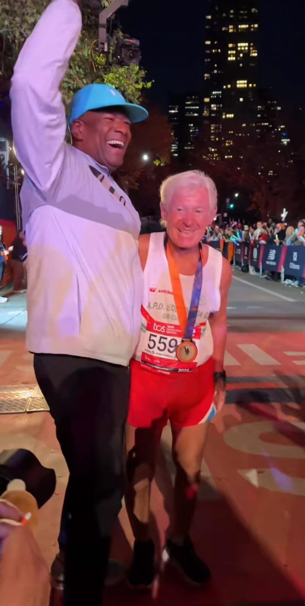 maratona di new york:  mario bollini, 74 anni arriva ultimo