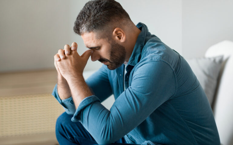 uomo depresso tristezza