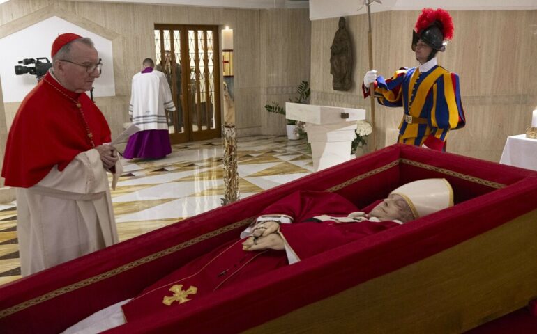 Papa Francesco, diffusa la prima immagine della salma nella bara
