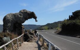 Inube sa rocca relatat: unu biazu intre sas roccas istuvadas de sa Sardigna