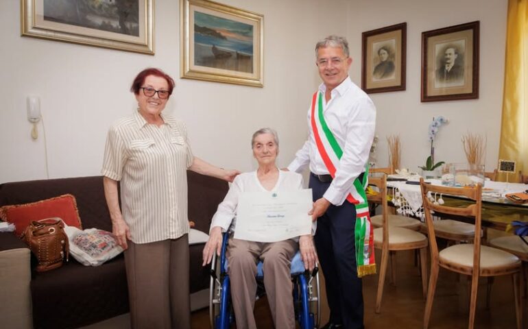 Olbia, il sindaco in visita dalla centenaria