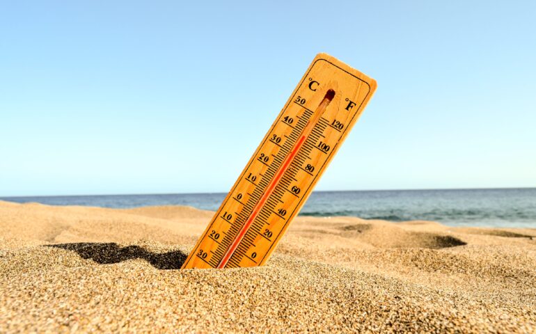 Sardigna sutta su fogu de su sole: una chida affocada a sas palas, ma a su fundale arribat s’assulenu.