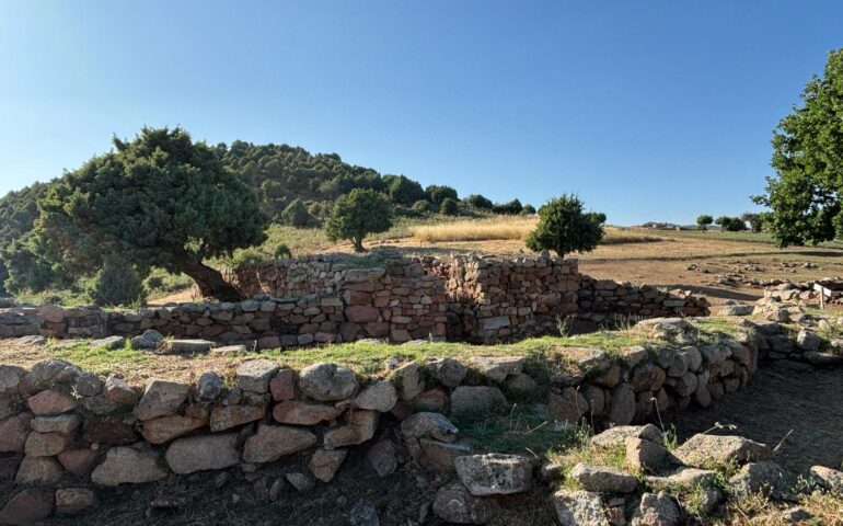 S’Arcu ‘e Is Forros, sacru e metallicu coro de sa Sardigna nuragica