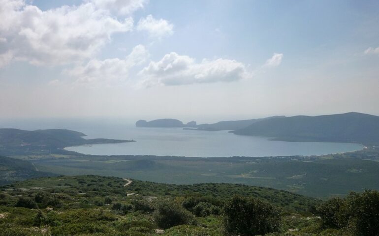 La baia di Porto Conte (Wikipedia)