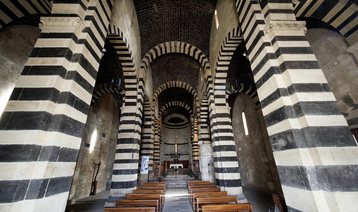 L'interno della chiesa