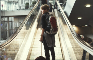 ragazzino in aeroporto