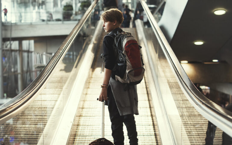 ragazzino in aeroporto