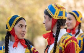 Sas bestimentas de Dèsulu: colores, ricamos e istòria