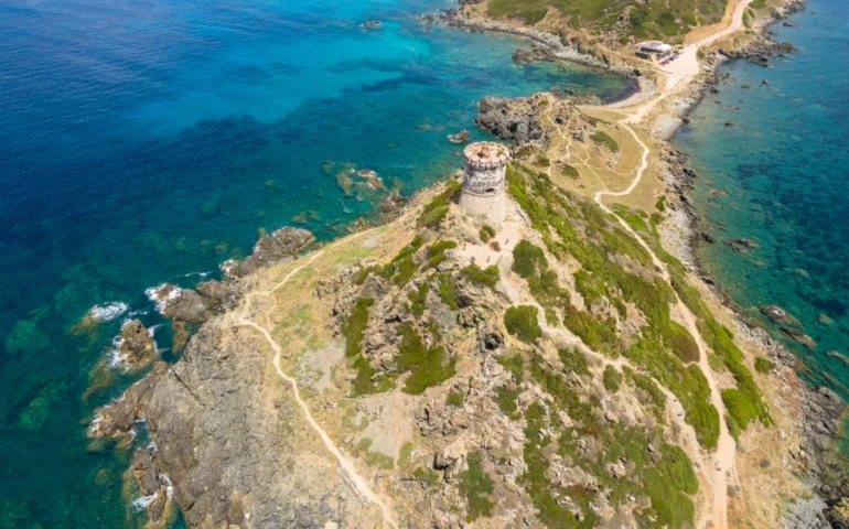 Sardigna e Corsica: duas ìsulas sorres unidas dae s’istòria, sa natura e s’identidade