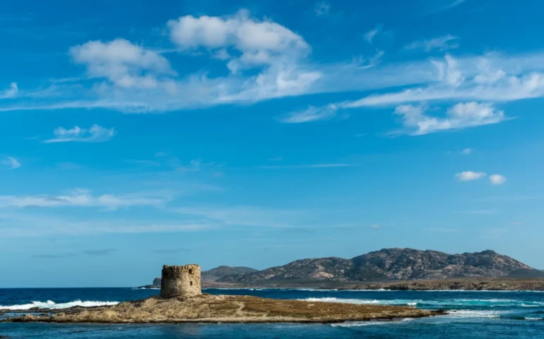 Turre de Sa Pelosa: custoddu istoricu intre mare cristallinu e istoria sarda
