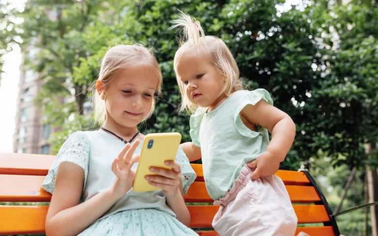 Smartphone e minores: sas indittaduras noas de sa Sotziedade Italiana de Pediatria e s’importu de un’ impreu sciente.