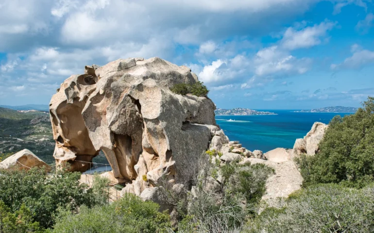 Capo d’Orso su zigante de granitu chi dominat sa Gaddura