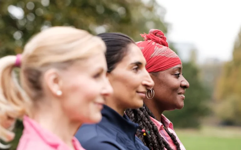 ‘Fèminas. Casteddu contra sa violèntzia’: unu percursu de ascurtu, caminu e autodefensa