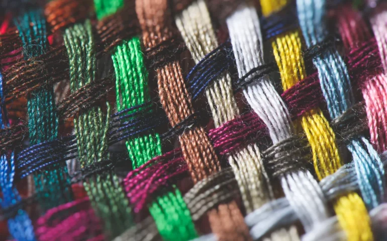 Nule e s’arte de su tessere: un’identidade chi leat forma intre connottu e tempus benidore