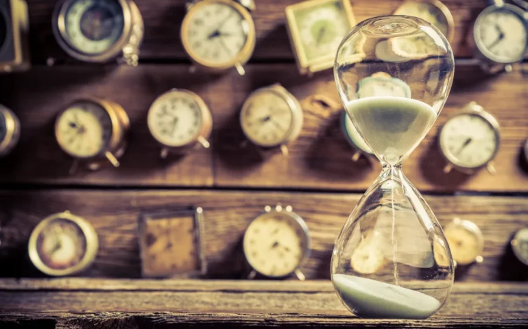 Sa torrada de s’ora legale intre vantazos praticos e discumbenios pitticcos a s’incumintzu