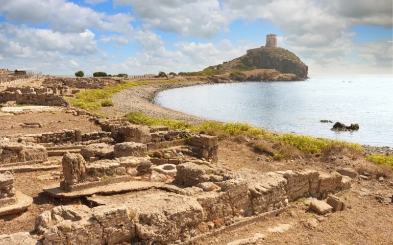 Nora, sa tzittade supra de su mare chi contat sas issidas de sa Sardigna.