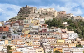 Castelsardo: istoria, mare e connottu in su coro de su nord Sardigna
